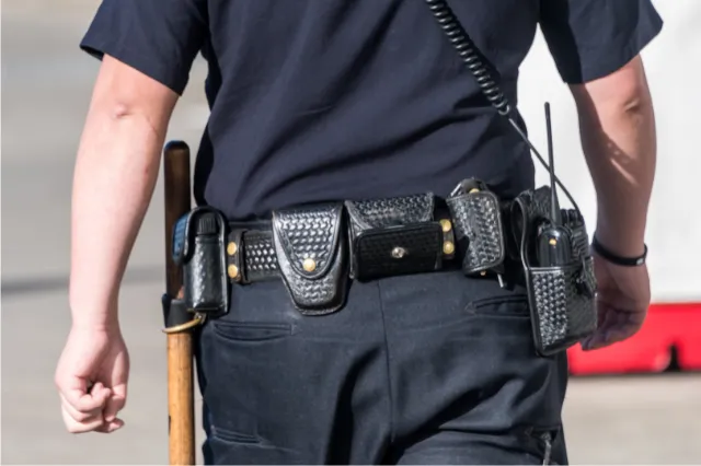 パトロールする警官