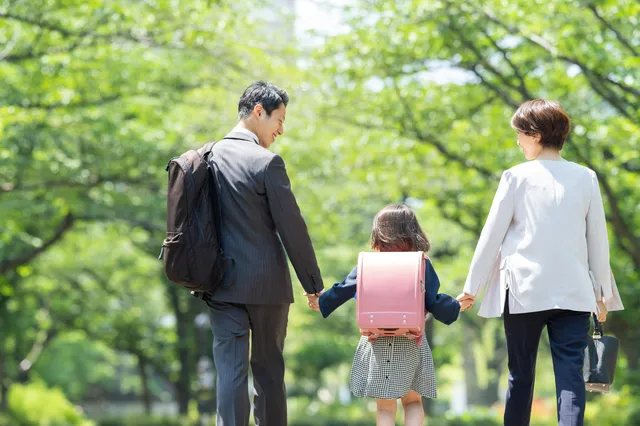 通勤・通学中の家族