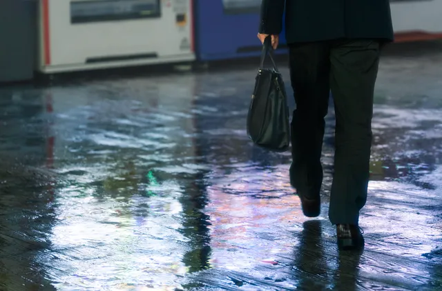 雨の日の会社員